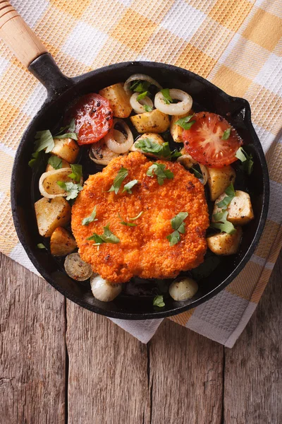 German Weiner schnitzel with vegetables in a pan. Vertical top v — Stock Photo, Image