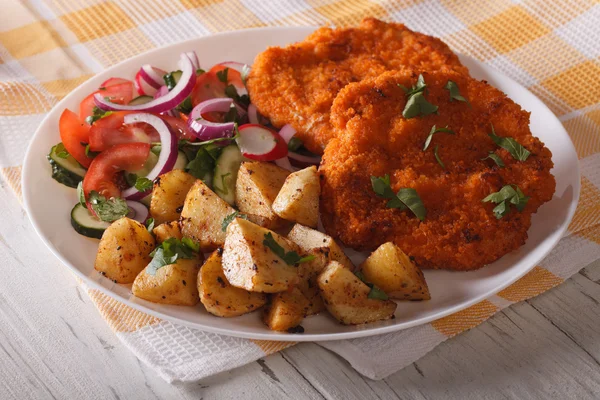 Heerlijke schnitzel, aardappelen en fruit salade close-up. HORIZ — Stockfoto