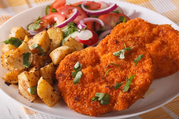 Heerlijk diner: Wiener Schnitzel, verse salade en gebakken aardappel — Stockfoto