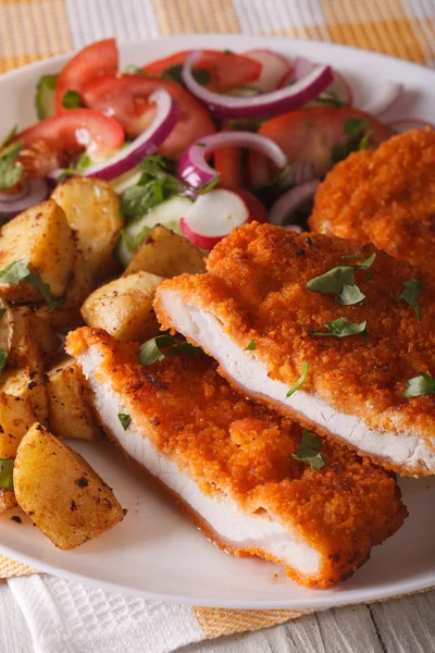 Schnitzel tritato, insalata e patate fritte primo piano. verticale — Foto Stock