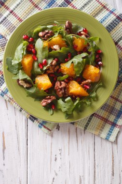 salata nar, portakal, roka ve fındık ile. Dikey üst