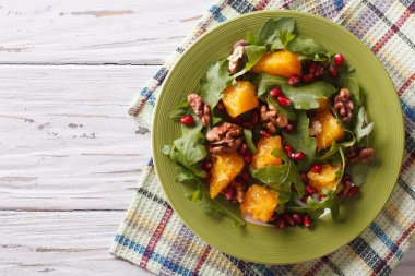 salata nar, portakal, roka ve fındık ile. yatay olarak