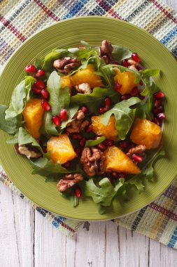 salata nar, portakal, roka yakın çekim. Dikey üst