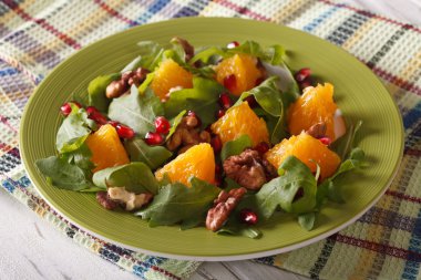 Nar, portakal, ceviz ve roka ile lezzetli salata