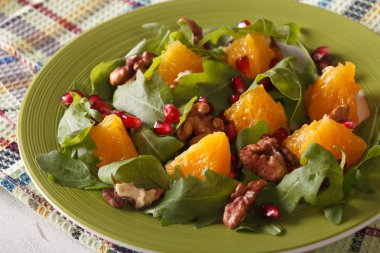 yakın çekim nar, portakal, ceviz ve roka salatası