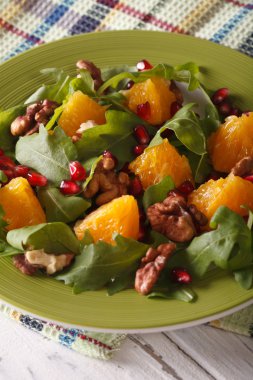 yakın çekim nar, portakal ve Roka Salatası. Dikey