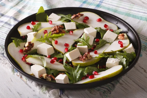 Здоровый салат с грушами, гранатами, фета и руккола — стоковое фото