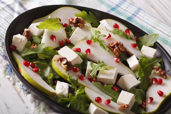 Здоровый салат с грушами, гранатами, сыром фета, орехами и он — стоковое фото