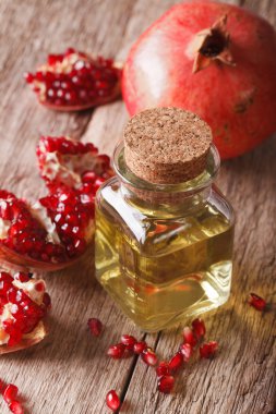 Taze sağlıklı nar çekirdeği yağı bir cam kavanoza kapatın. Vert