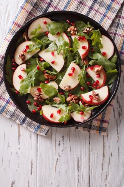 elma, nar, ceviz ve Roka Salatası. dikey olarak