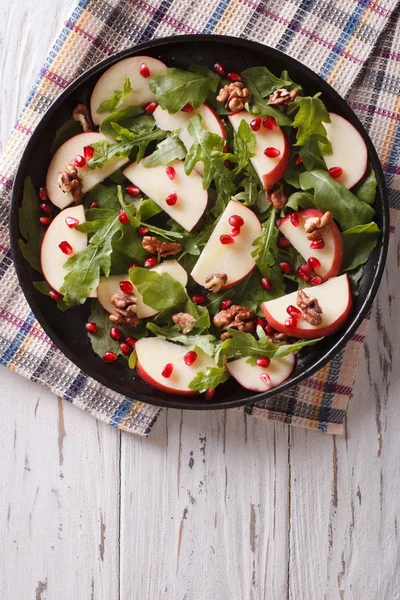 Salad with apples, pomegranates, walnut and arugula. vertical to — Stock Photo, Image