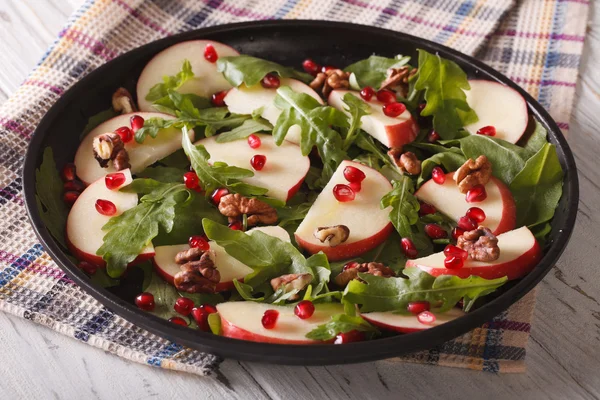 Ensalada con manzanas, granadas y cohete de cerca. horizontal —  Fotos de Stock