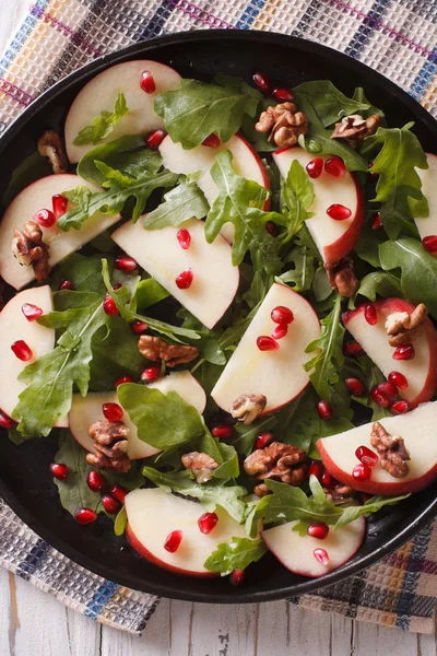 Salade met appels, granaatappels en rucola close-up. verticale t — Stockfoto