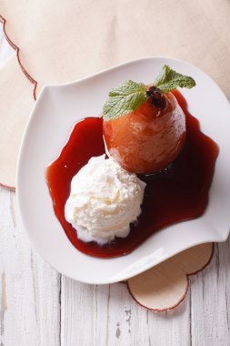 Haşlanmış armut ve vanilyalı dondurma yakın çekim. Dikey Üstten Görünüm