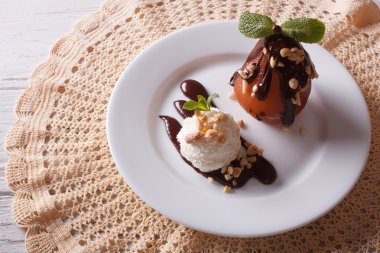 Haşlanmış armut çikolata ve dondurma ile. Üstten Görünüm yatay