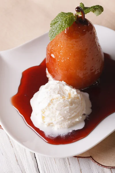 Dessert: poached pear and vanilla ice cream close-up. vertical — Stock Photo, Image