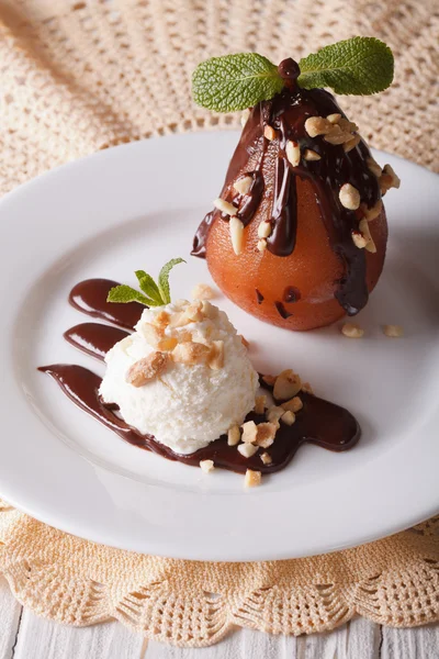 Crème glacée aux arachides et poire coulée au chocolat. vertical — Photo