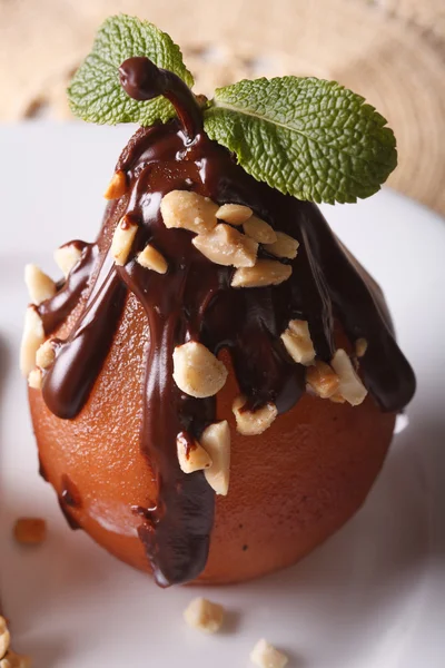 Belle nourriture : poire au chocolat et noix en gros plan. vertical — Photo