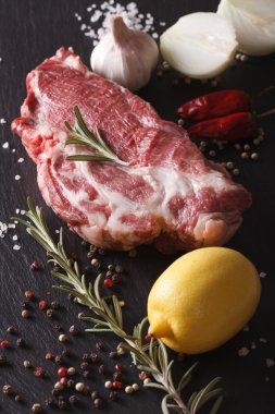 çiğ domuz eti boyun ve baharat yakın çekim mazisi. Dikey Üstten Görünüm