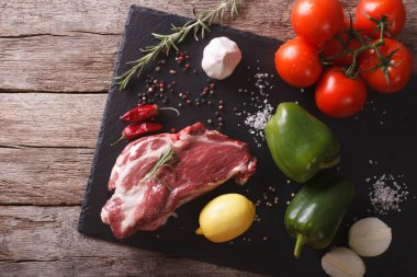 domuz eti boyun ham ve malzemeler kayrak bir gemide. Yatay üst v