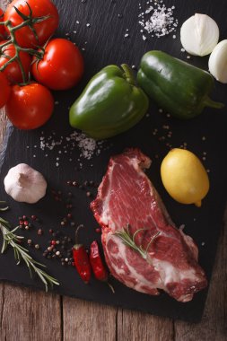 domuz eti boyun ham ve malzemeler yakın çekim kayrak bir gemide. vertica