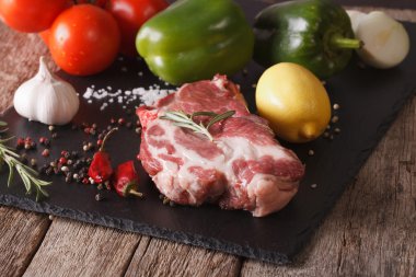 çiğ domuz eti boyun ve sebze mazisi kapatalım. Yatay