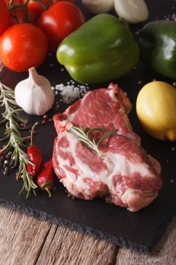 çiğ domuz eti boyun ve sebze mazisi kapatalım. dikey