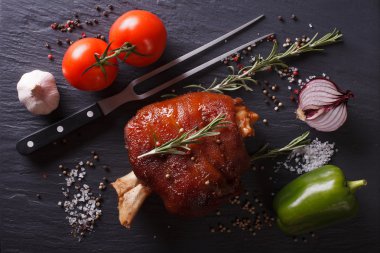 Pişmiş domuz şaftlı, sebze ve baharat mazisi üzerinde. Yatay t