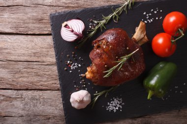 Pişmiş domuz şaftlı ve sebzeler kayrak bir gemide. Yatay üst