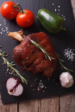 Pişmiş şaftlı ve sebzeler portre üzerinde bir barut. dikey üstten görünüm