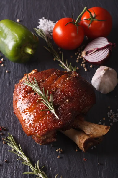 El nudillo asado y los ingredientes se cierran en una pizarra. vertica —  Fotos de Stock