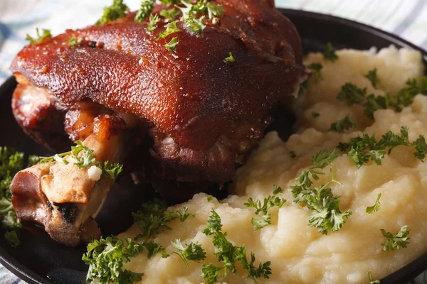 Välsmakande pork shank och potatismos närbild. horisontell — Stockfoto