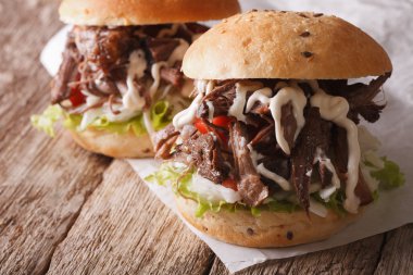 Çekti domuz sandviç ile lahana salatası ve mayonez yakın çekim