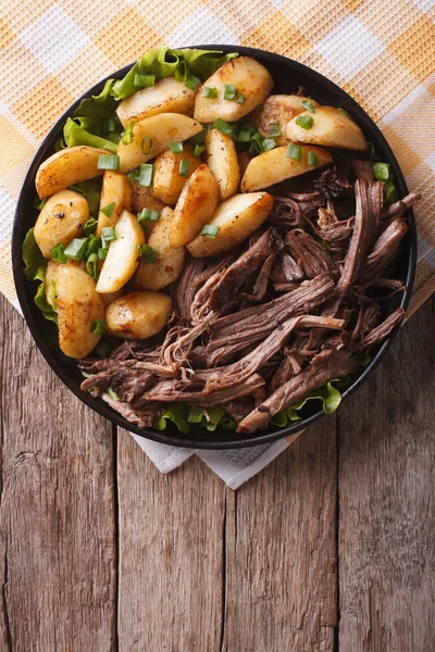 Puxou carne de porco e batatas fritas na mesa. vista superior vertical — Fotografia de Stock