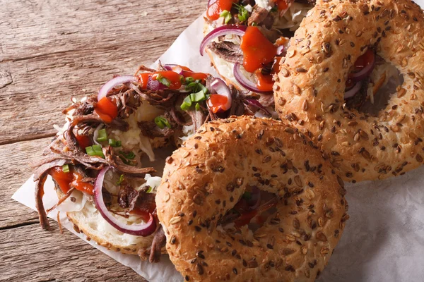 Bagels met Pulled varkensvlees, uien, kool en saus close-up — Stockfoto