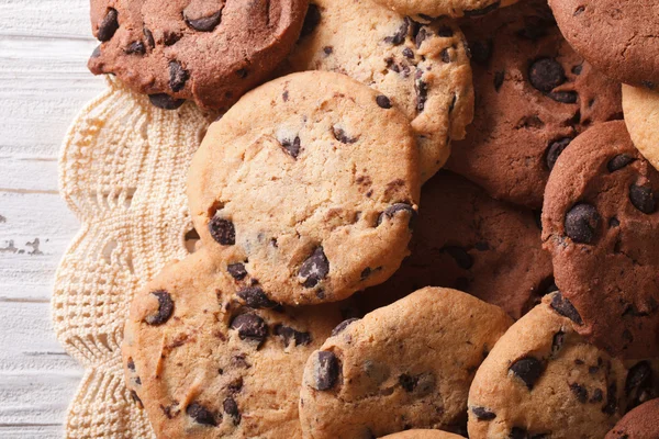 Galletas de chispas de chocolate de cerca en la mesa. horizontal superior vi — Foto de Stock