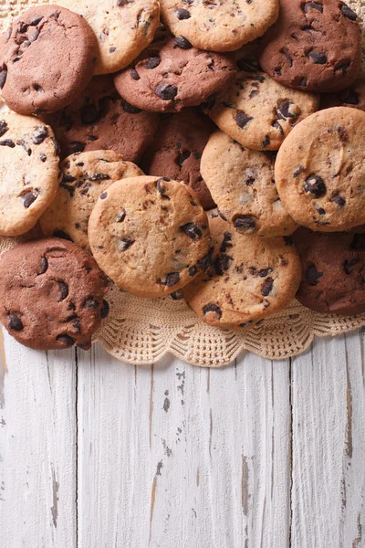 Galletas de chispas de chocolate de cerca en la mesa. Vista superior vertical — Foto de Stock