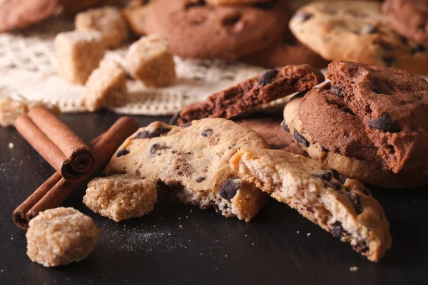 Cookies avec des pépites de chocolat macro sur la table. horizontal — Photo