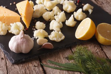 karnabahar malzemelerle kayrak bir gemide kesti. Yatay cl