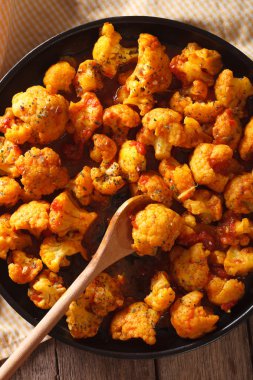 plaka yakın çekim üzerinde Köri soslu karnabahar. Dikey üst vie