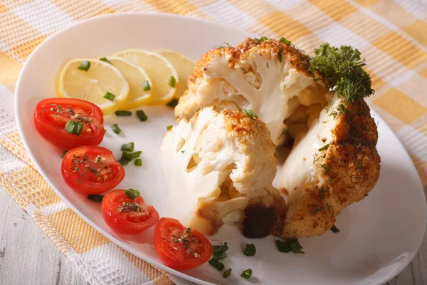 Cortar la coliflor al horno con queso de cerca en un plato. Horizonta — Foto de Stock