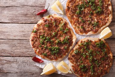 Asya pizza lahmacun ahşap bir masa üzerinde. Yatay Üstten Görünüm