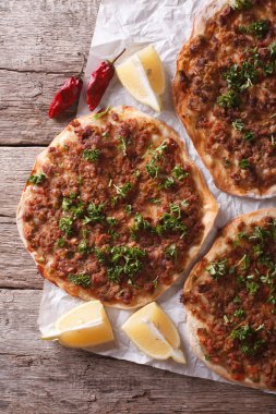 Asya pizza lahmacun closeup bir tablo. Dikey Üstten Görünüm