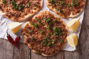 Asya pizza lahmacun closeup ahşap bir masa üzerinde. Yatay üst v