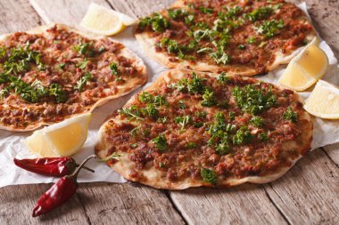 Türk lahmacun closeup ahşap bir masa üzerinde. Yatay
