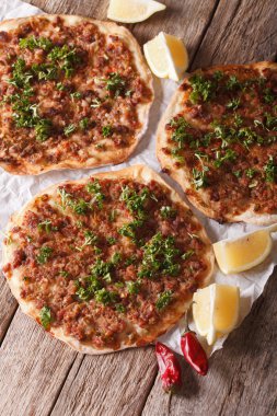Yemek: bir masada lahmacun portre. dikey