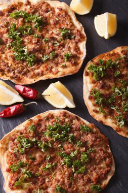 Geleneksel Türk lahmacun closeup bir tablo. Dikey üst VI