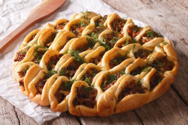 Açık pasta kıyma ve sebze ile. Yatay