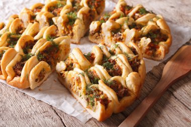 dilimli pasta, et ve sebze yakın çekim ile doldurulmuş. Yatay