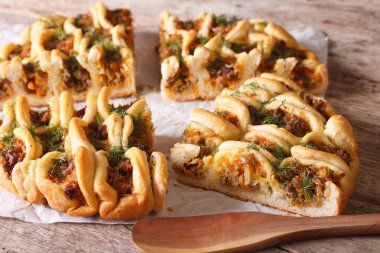 Et ve sebze yakın çekim ile açık pasta kesti. Yatay